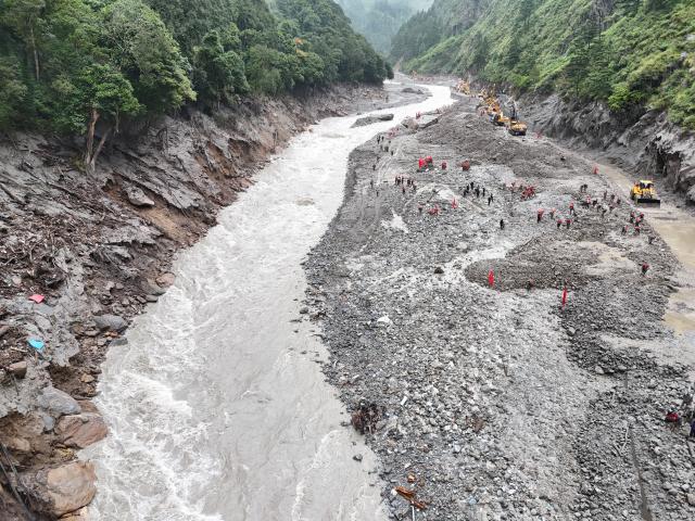 (260829) -- GYIRONG, Aug. 29, 2026 (Xinhua) -- This photo shows road clearance operations underway at a section of national highway G216 in Gyirong County, southwest China's Xizang Autonomous Region, on Aug. 29, 2026.
  A total of 60 technicians along with 14 sets of rescue equipment from China Anneng, a state-owned engineering and rescue enterprise, have been deployed in the road clearance operations on the mudslide-hit section of national highway G216 leading to the Gyirong Port. (Xinhua)