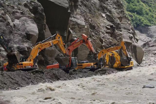(260829) -- GYIRONG, Aug. 29, 2026 (Xinhua) -- This photo shows road clearance operations underway at a section of national highway G216 in Gyirong County, southwest China's Xizang Autonomous Region, on Aug. 29, 2026.
  A total of 60 technicians along with 14 sets of rescue equipment from China Anneng, a state-owned engineering and rescue enterprise, have been deployed in the road clearance operations on the mudslide-hit section of national highway G216 leading to the Gyirong Port. (Xinhua/Tenzing Nima Qadhup)