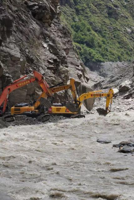 (260829) -- GYIRONG, Aug. 29, 2026 (Xinhua) -- This photo shows road clearance operations underway at a section of national highway G216 in Gyirong County, southwest China's Xizang Autonomous Region, on Aug. 29, 2026.
  A total of 60 technicians along with 14 sets of rescue equipment from China Anneng, a state-owned engineering and rescue enterprise, have been deployed in the road clearance operations on the mudslide-hit section of national highway G216 leading to the Gyirong Port. (Xinhua/Tenzing Nima Qadhup)