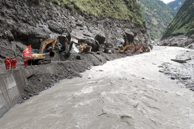 (260829) -- GYIRONG, Aug. 29, 2026 (Xinhua) -- This photo shows road clearance operations underway at a section of national highway G216 in Gyirong County, southwest China's Xizang Autonomous Region, on Aug. 29, 2026.
  A total of 60 technicians along with 14 sets of rescue equipment from China Anneng, a state-owned engineering and rescue enterprise, have been deployed in the road clearance operations on the mudslide-hit section of national highway G216 leading to the Gyirong Port. (Xinhua/Jiang Fan)