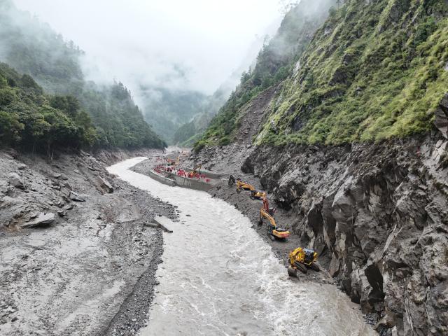(260829) -- GYIRONG, Aug. 29, 2026 (Xinhua) -- This photo shows road clearance operations underway at a section of national highway G216 in Gyirong County, southwest China's Xizang Autonomous Region, on Aug. 29, 2026.
  A total of 60 technicians along with 14 sets of rescue equipment from China Anneng, a state-owned engineering and rescue enterprise, have been deployed in the road clearance operations on the mudslide-hit section of national highway G216 leading to the Gyirong Port. (Xinhua)
