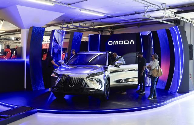(260829) -- JOHANNESBURG, Aug. 29, 2026 (Xinhua) -- Visitors view a vehicle of Chinese car brand Omoda during the Festival of Motoring in Johannesburg, South Africa, Aug. 28, 2026.
  The 9th edition of the Festival of Motoring kicked off on Friday at Kyalami Grand Prix Circuit in Johannesburg. Chinese automakers showcase their latest models at the event. (Xinhua/Chen Wei)