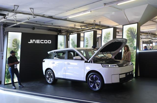 (260829) -- JOHANNESBURG, Aug. 29, 2026 (Xinhua) -- Visitors view a car at the booth of Chinese car brand Jaecoo during the Festival of Motoring in Johannesburg, South Africa, Aug. 28, 2026.
  The 9th edition of the Festival of Motoring kicked off on Friday at Kyalami Grand Prix Circuit in Johannesburg. Chinese automakers showcase their latest models at the event. (Xinhua/Chen Wei)