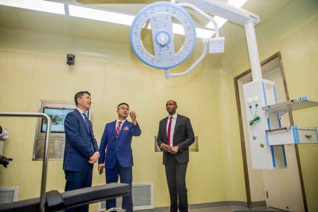 (260829) -- KIGALI, Aug. 29, 2026 (Xinhua) -- Chinese and Rwandan officials inspect an operation room of the Masaka Hospital in Kigali, Rwanda, Aug. 28, 2026.
  TO GO WITH "China hands over major hospital project to Rwanda" (Photo by Cyril Ndegeya/Xinhua)