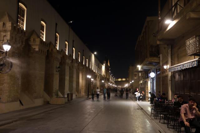 (260829) -- BAGHDAD, Aug. 29, 2026 (Xinhua) -- People stroll along Al-Rashid Street in Baghdad, Iraq on Aug. 28, 2026. (Xinhua/Khalil Dawood)