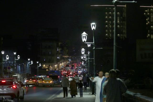 (260829) -- BAGHDAD, Aug. 29, 2026 (Xinhua) -- People stroll along a road in Baghdad, Iraq on Aug. 28, 2026. (Xinhua/Khalil Dawood)