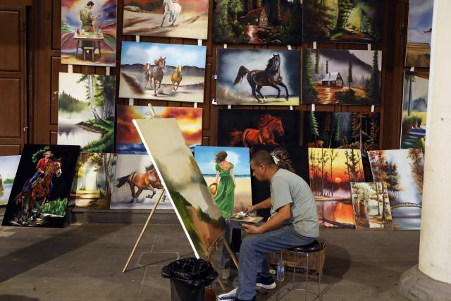 (260829) -- BAGHDAD, Aug. 29, 2026 (Xinhua) -- An artist paints on Al-Rashid Street in Baghdad, Iraq on Aug. 28, 2026. (Xinhua/Khalil Dawood)