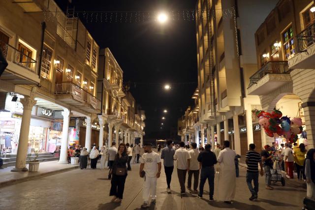 (260829) -- BAGHDAD, Aug. 29, 2026 (Xinhua) -- People stroll along Al-Rashid Street in Baghdad, Iraq on Aug. 28, 2026. (Xinhua/Khalil Dawood)