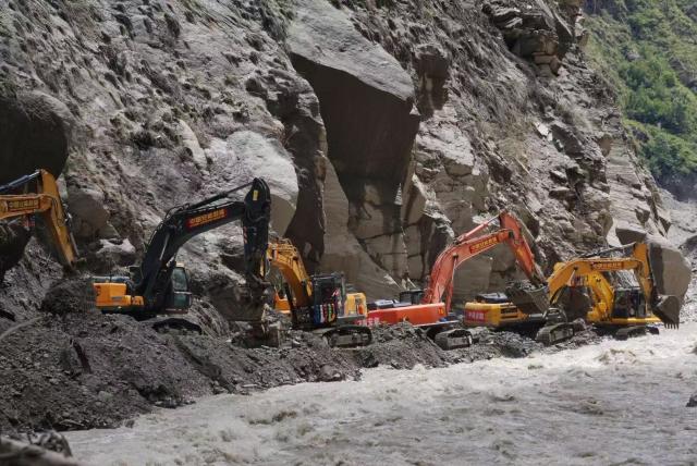 (260829) -- GYIRONG, Aug. 29, 2026 (Xinhua) -- This photo shows road clearance operations underway at a section of national highway G216 in Gyirong County, southwest China's Xizang Autonomous Region, on Aug. 29, 2026. A total of 60 technicians along with 14 sets of rescue equipment from China Anneng, a state-owned engineering and rescue enterprise, have been deployed in the road clearance operations on the mudslide-hit section of national highway G216 leading to the Gyirong Port. (Xinhua/Tenzing Nima Qadhup)