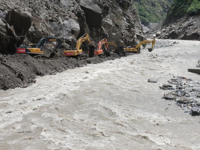 (260829) -- GYIRONG, Aug. 29, 2026 (Xinhua) -- This photo shows road clearance operations underway at a section of national highway G216 in Gyirong County, southwest China's Xizang Autonomous Region, on Aug. 29, 2026. A total of 60 technicians along with 14 sets of rescue equipment from China Anneng, a state-owned engineering and rescue enterprise, have been deployed in the road clearance operations on the mudslide-hit section of national highway G216 leading to the Gyirong Port. (Xinhua/Jiang Fan)