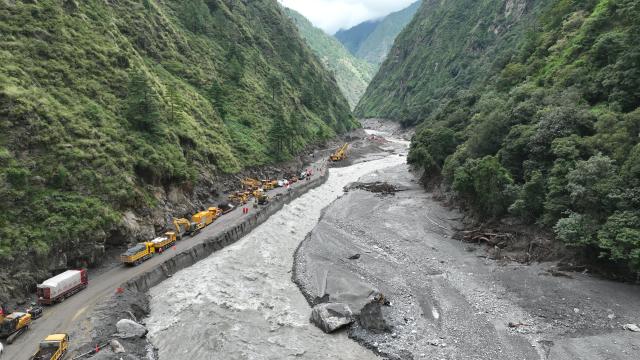 (260829) -- GYIRONG, Aug. 29, 2026 (Xinhua) -- This aerial drone photo shows rescuers repairing a section of national highway G216 leading to the Gyirong Port in Gyirong County, southwest China's Xizang Autonomous Region, on Aug. 29, 2026. (Xinhua/Jigme Dorje)