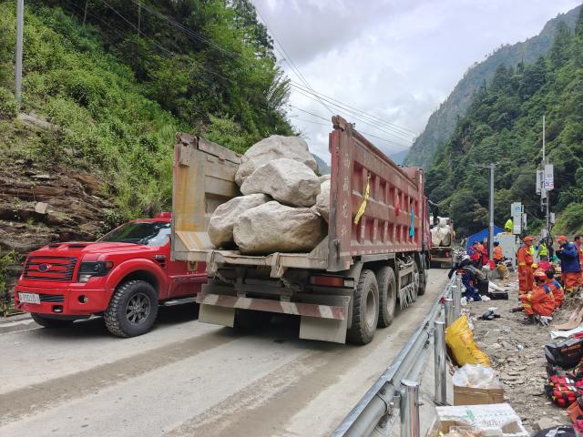 (260829) -- GYIRONG, Aug. 29, 2026 (Xinhua) -- This photo shows a truck loaded with stones used to repair a section of national highway G216 leading to the Gyirong Port in Gyirong County, southwest China's Xizang Autonomous Region, on Aug. 29, 2026. (Xinhua/Jigme Dorje)