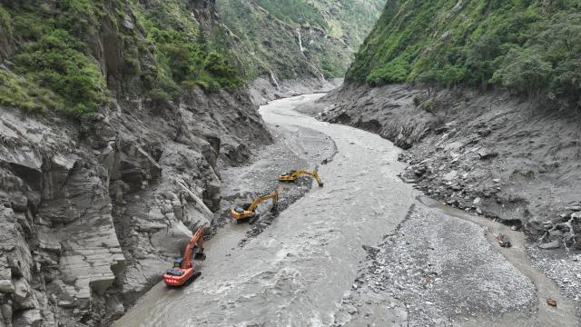 (260829) -- GYIRONG, Aug. 29, 2026 (Xinhua) -- This aerial drone photo shows rescuers repairing a section of national highway G216 leading to the Gyirong Port in Gyirong County, southwest China's Xizang Autonomous Region, on Aug. 29, 2026. (Xinhua/Jigme Dorje)