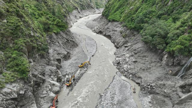 (260829) -- GYIRONG, Aug. 29, 2026 (Xinhua) -- This aerial drone photo shows rescuers repairing a section of national highway G216 leading to the Gyirong Port in Gyirong County, southwest China's Xizang Autonomous Region, on Aug. 29, 2026. (Xinhua/Jigme Dorje)