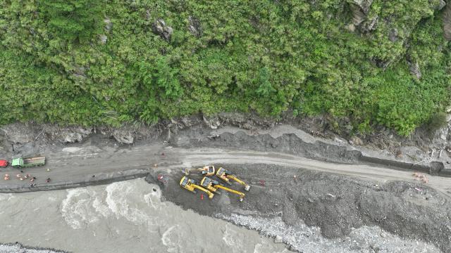 (260829) -- GYIRONG, Aug. 29, 2026 (Xinhua) -- This aerial drone photo shows rescuers repairing a section of national highway G216 leading to the Gyirong Port in Gyirong County, southwest China's Xizang Autonomous Region, on Aug. 29, 2026. (Xinhua/Jigme Dorje)