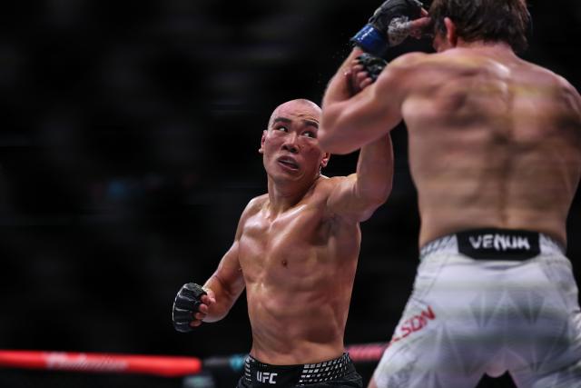 (260829) -- SHANGHAI, Aug. 29, 2026 (Xinhua) -- Ding Meng (L) of China competes against Cameron Nelson of Canada during the UFC Fight Night Welterweight Bout 3 Rounds at the Oriental Sports Center in east China's Shanghai, Aug. 29, 2026. (Xinhua/Li Ming)