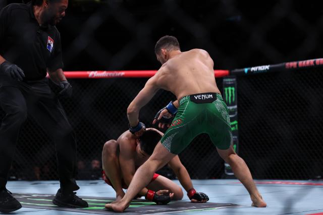 (260829) -- SHANGHAI, Aug. 29, 2026 (Xinhua) -- Xiao Long of China competes with Francesco Nuzzi (R) of Italy during the UFC Fight Night Bantamweight Bout 3 Rounds at the Oriental Sports Center in east China's Shanghai, Aug. 29, 2026. (Xinhua/Li Ming)