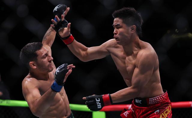 (260829) -- SHANGHAI, Aug. 29, 2026 (Xinhua) -- Xiao Long (R) of China competes with Francesco Nuzzi of Italy during the UFC Fight Night Bantamweight Bout 3 Rounds at the Oriental Sports Center in east China's Shanghai, Aug. 29, 2026. (Xinhua/Li Ming)