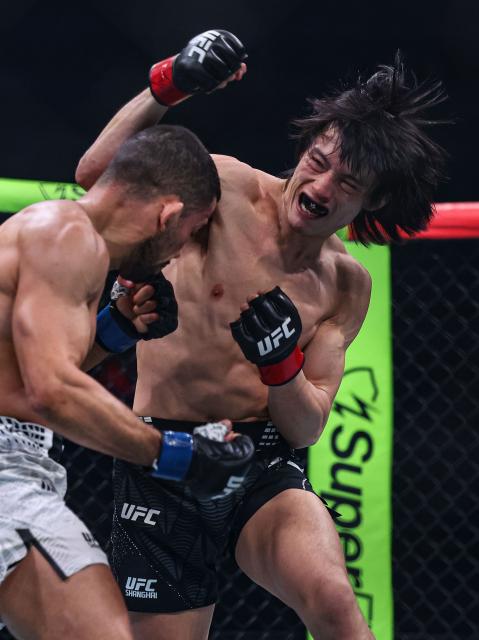 (260829) -- SHANGHAI, Aug. 29, 2026 (Xinhua) -- Hector Santiago (L) of Brazil competes against Lawrence Lui of New Zealand during the UFC Fight Night Bantamweight Bout 3 Rounds at the Oriental Sports Center in east China's Shanghai, Aug. 29, 2026. (Xinhua/Li Ming)
