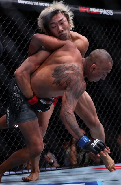 (260829) -- SHANGHAI, Aug. 29, 2026 (Xinhua) -- Tsuruya Rei (top) of Japan competes against Kevin Borjas of Peru during the UFC Fight Night Flyweight Bout 3 Rounds at the Oriental Sports Center in east China's Shanghai, Aug. 29, 2026. (Xinhua/Li Ming)