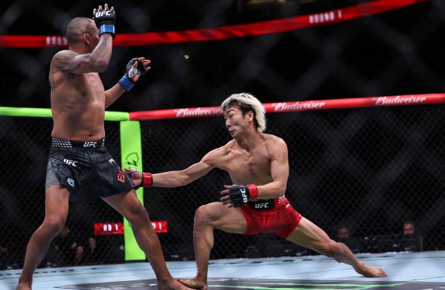 (260829) -- SHANGHAI, Aug. 29, 2026 (Xinhua) -- Tsuruya Rei (R) of Japan competes against Kevin Borjas of Peru during the UFC Fight Night Flyweight Bout 3 Rounds at the Oriental Sports Center in east China's Shanghai, Aug. 29, 2026. (Xinhua/Li Ming)