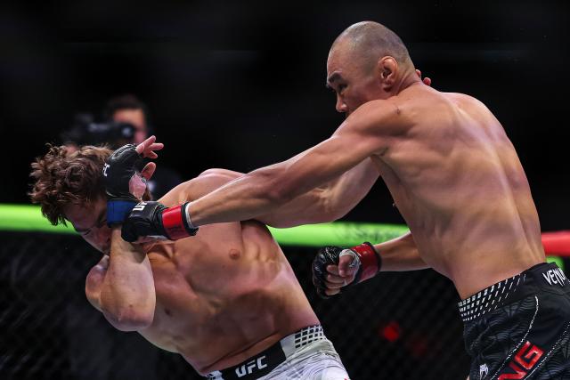 (260829) -- SHANGHAI, Aug. 29, 2026 (Xinhua) -- Ding Meng (R) of China competes against Cameron Nelson of Canada during the UFC Fight Night Welterweight Bout 3 Rounds at the Oriental Sports Center in east China's Shanghai, Aug. 29, 2026. (Xinhua/Li Ming)