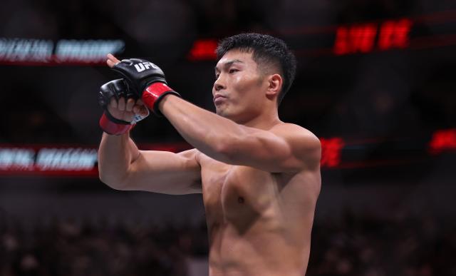 (260829) -- SHANGHAI, Aug. 29, 2026 (Xinhua) -- Liu Ce of China greets spectators before competing against Levi Rodrigues Jr. of Brazil during the UFC Fight Night Light Heavyweight Bout 3 Rounds at the Oriental Sports Center in east China's Shanghai, Aug. 29, 2026. (Xinhua/Li Ming)