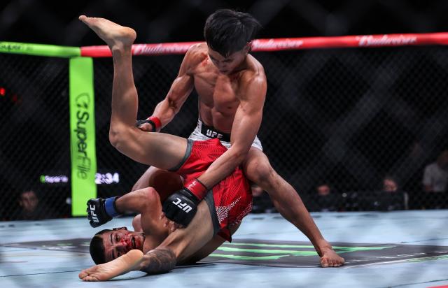 (260829) -- SHANGHAI, Aug. 29, 2026 (Xinhua) -- Bilal Hasan (top) of Indonesia competes against Nilson Rojas of Chile during the UFC Fight Night Flyweight Bout 3 Rounds at the Oriental Sports Center in east China's Shanghai, Aug. 29, 2026. (Xinhua/Li Ming)