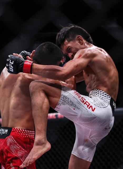 (260829) -- SHANGHAI, Aug. 29, 2026 (Xinhua) -- Bilal Hasan (R) of Indonesia competes against Nilson Rojas of Chile during the UFC Fight Night Flyweight Bout 3 Rounds at the Oriental Sports Center in east China's Shanghai, Aug. 29, 2026. (Xinhua/Li Ming)