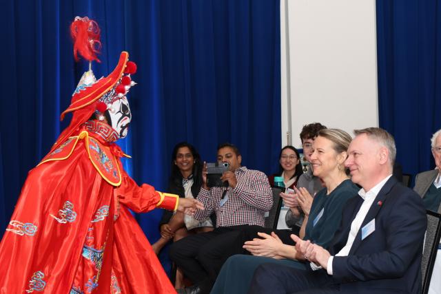 (260829) -- WELLINGTON, Aug. 29, 2026 (Xinhua) -- A Chinese culture enthusiast performs face-changing, a stage stunt of traditional Chinese opera, at a reception in Wellington, New Zealand, Aug. 28, 2026. Some New Zealanders gathered together on Friday evening in Wellington to share their academic and study experiences in China, highlighting cultural connections between the two countries.
  TO GO WITH "Cultural connections highlighted at reception for New Zealanders with experiences in China" (Photo by Meng Tao/Xinhua)