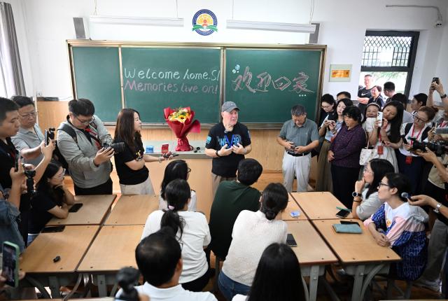 (260829) -- LUOYANG, Aug. 29, 2026 (Xinhua) -- Retired U.S. teacher Ronald Sakolsky interacts with faculty members and students at Luoyang Foreign Language School in Luoyang, central China's Henan Province, Aug. 29, 2026. Sakolsky, who once supported China's desertification control efforts, on Saturday visited the school where he used to teach in Luoyang. (Xinhua/Li Jianan)