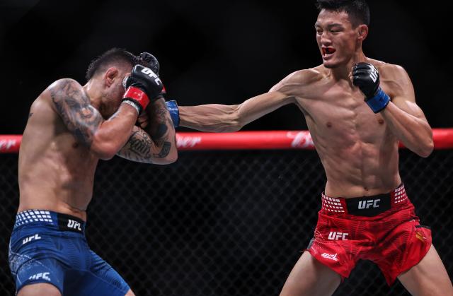 (260829) -- SHANGHAI, Aug. 29, 2026 (Xinhua) -- Su Mudaerji (R) of China competes against Alex Perez of the United States during the UFC Fight Night Flyweight Bout 3 Rounds at the Oriental Sports Center in east China's Shanghai, Aug. 29, 2026. (Xinhua/Li Ming)