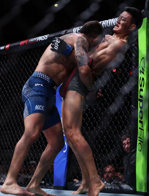 (260829) -- SHANGHAI, Aug. 29, 2026 (Xinhua) -- Su Mudaerji (R) of China competes against Alex Perez of the United States during the UFC Fight Night Flyweight Bout 3 Rounds at the Oriental Sports Center in east China's Shanghai, Aug. 29, 2026. (Xinhua/Li Ming)
