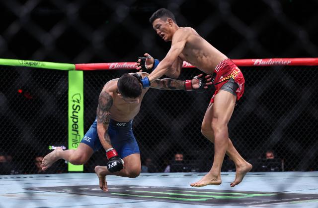(260829) -- SHANGHAI, Aug. 29, 2026 (Xinhua) -- Su Mudaerji (R) of China competes against Alex Perez of the United States during the UFC Fight Night Flyweight Bout 3 Rounds at the Oriental Sports Center in east China's Shanghai, Aug. 29, 2026. (Xinhua/Li Ming)