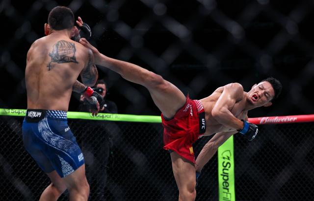 (260829) -- SHANGHAI, Aug. 29, 2026 (Xinhua) -- Su Mudaerji (R) of China competes against Alex Perez of the United States during the UFC Fight Night Flyweight Bout 3 Rounds at the Oriental Sports Center in east China's Shanghai, Aug. 29, 2026. (Xinhua/Li Ming)