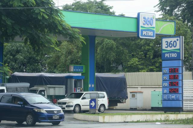 (260829) -- YANGON, Aug. 29, 2026 (Xinhua) -- Vehicles line up for refuelling at a petrol station in Yangon, Myanmar, Aug. 29, 2026. Myanmar fuel price caps have risen to 3,710 kyats (about 1.76 U.S. dollars) per liter for 92 RON gasoline and 3,815 kyats for 95 RON, while diesel has increased to 4,240 kyats and premium diesel to 5,140 kyats, the Petroleum Products Regulatory Department said on Friday. (Xinhua/Myo Kyaw Soe)