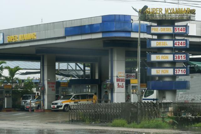 (260829) -- YANGON, Aug. 29, 2026 (Xinhua) -- Vehicles refuel at a petrol station in Yangon, Myanmar, Aug. 29, 2026. Myanmar fuel price caps have risen to 3,710 kyats (about 1.76 U.S. dollars) per liter for 92 RON gasoline and 3,815 kyats for 95 RON, while diesel has increased to 4,240 kyats and premium diesel to 5,140 kyats, the Petroleum Products Regulatory Department said on Friday. (Xinhua/Myo Kyaw Soe)