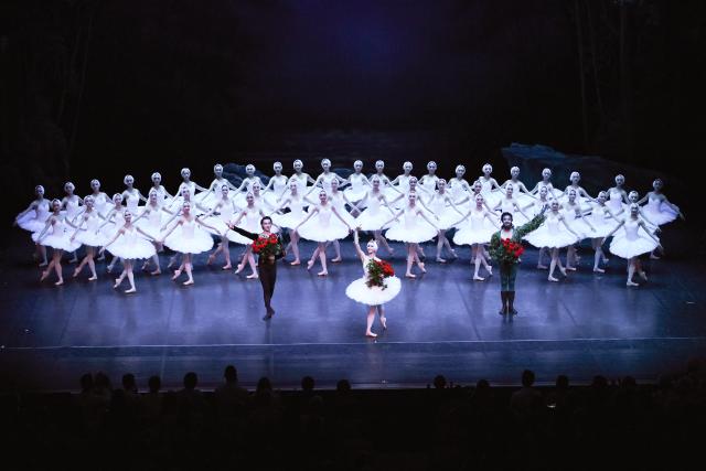 (260829) -- THE HAGUE, Aug. 29, 2026 (Xinhua) -- Dancers from the Shanghai Ballet take a bow to audience in The Hague, the Netherlands, on Aug. 28, 2026. TO GO WITH "Feature: Shanghai 'swan' spreads wings in the Netherlands" (Xinhua/Shao Haijun)