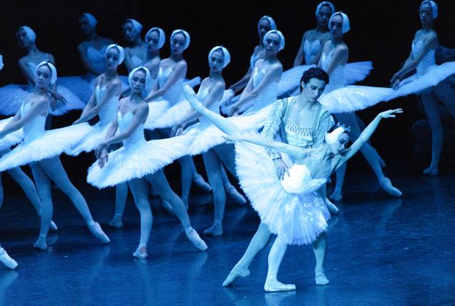 (260829) -- THE HAGUE, Aug. 29, 2026 (Xinhua) -- Dancers from the Shanghai Ballet perform Swan Lake in The Hague, the Netherlands, on Aug. 28, 2026. TO GO WITH "Feature: Shanghai 'swan' spreads wings in the Netherlands" (Photo by Sylvia Lederer/Xinhua)