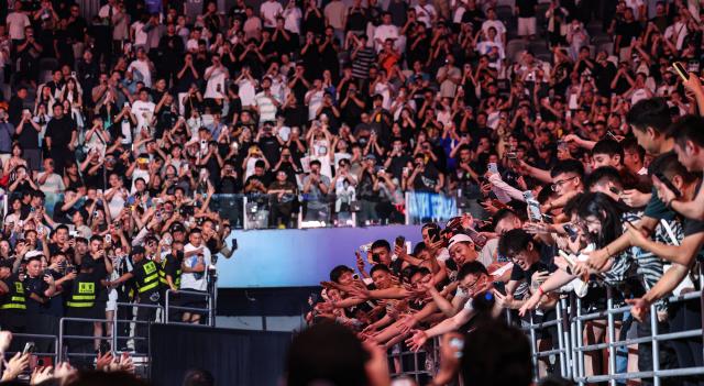 (260829) -- SHANGHAI, Aug. 29, 2026 (Xinhua) -- Spectators react after the UFC Fight Night Bantamweight Bout (Main Event) 5 Rounds match between Song Yadong of China and Umar Nurmagomedov of Russia at the Oriental Sports Center in east China's Shanghai, Aug. 29, 2026. (Xinhua/Li Ming)