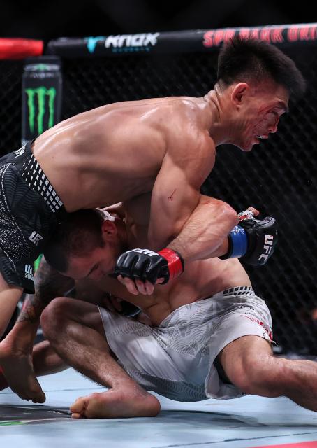 (260829) -- SHANGHAI, Aug. 29, 2026 (Xinhua) -- Song Yadong (top) of China competes against Umar Nurmagomedov of Russia during the UFC Fight Night Bantamweight Bout (Main Event) 5 Rounds at the Oriental Sports Center in east China's Shanghai, Aug. 29, 2026. (Xinhua/Li Ming)