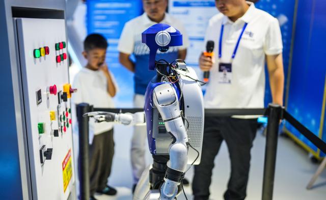 (260829) -- GUIYANG, Aug. 29, 2026 (Xinhua) -- A staff member operates a power inspection robot with vocal commands at the 2026 China International Big Data Industry Expo in Guiyang, southwest China's Guizhou Province, Aug. 28, 2026. The expo kicked off here on Friday, showcasing the cutting-edge technologies in several key sectors including computing power infrastructure, data supply, model-driven innovation, security safeguards, and intelligent experiences. (Xinhua/Tao Liang)