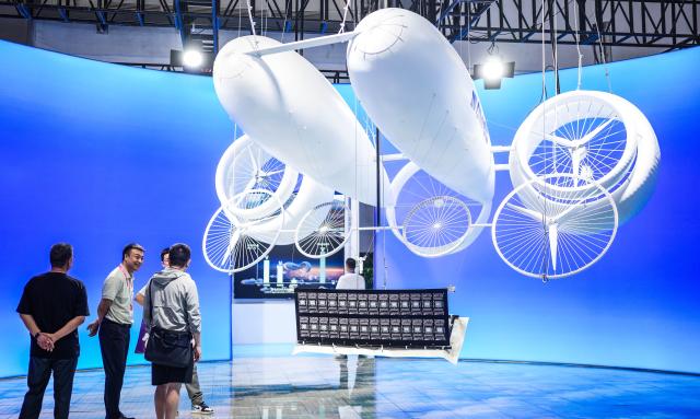 (260829) -- GUIYANG, Aug. 29, 2026 (Xinhua) -- People learn about a floating wind power facility at the 2026 China International Big Data Industry Expo in Guiyang, southwest China's Guizhou Province, Aug. 28, 2026. The expo kicked off here on Friday, showcasing the cutting-edge technologies in several key sectors including computing power infrastructure, data supply, model-driven innovation, security safeguards, and intelligent experiences. (Xinhua/Tao Liang)