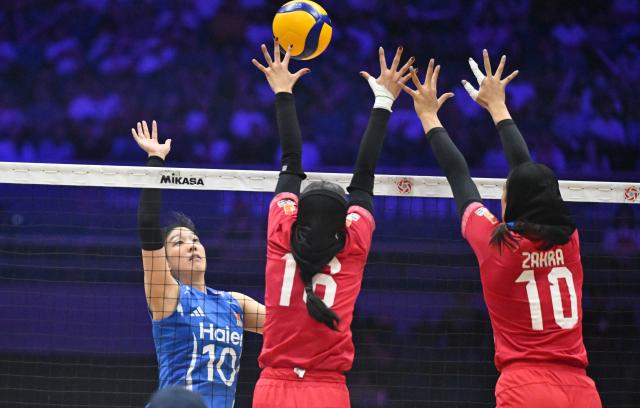 (260829) -- TIANJIN, Aug. 29, 2026 (Xinhua) -- Yang Shuming (L) of China competes during the semifinal match between China and Iran at AVC Women's Volleyball Continental Championship in Tianjin, China, Aug. 29, 2026. (Xinhua/Zhao Zishuo)