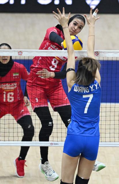 (260829) -- TIANJIN, Aug. 29, 2026 (Xinhua) -- Reyhane Karimi (C) of Iran spikes the ball during the semifinal match between China and Iran at AVC Women's Volleyball Continental Championship in Tianjin, China, Aug. 29, 2026. (Xinhua/Zhao Zishuo)