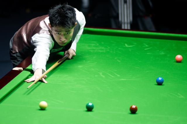 (260829) -- WUHAN, Aug. 29, 2026 (Xinhua) -- Chang Bingyu competes during the final match between Zhao Xintong of China and Chang Bingyu of China at Wuhan Open 2026 snooker tournament in Wuhan, central China's Hubei Province, Aug. 29, 2026. (Xinhua/Xiao Yijiu)