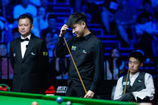 (260829) -- WUHAN, Aug. 29, 2026 (Xinhua) -- Zhao Xintong (C) reacts during the final match between Zhao Xintong of China and Chang Bingyu of China at Wuhan Open 2026 snooker tournament in Wuhan, central China's Hubei Province, Aug. 29, 2026. (Xinhua/Wu Zhizun)