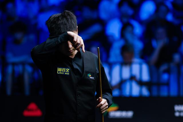 (260829) -- WUHAN, Aug. 29, 2026 (Xinhua) -- Zhao Xintong gestures during the final match between Zhao Xintong of China and Chang Bingyu of China at Wuhan Open 2026 snooker tournament in Wuhan, central China's Hubei Province, Aug. 29, 2026. (Xinhua/Wu Zhizun)
