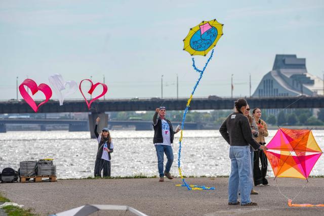 (260829) -- RIGA, Aug. 29, 2026 (Xinhua) -- People fly kites during the Riga International Kite Festival in Riga, Latvia, Aug. 29, 2026. (Photo by Edijs Palens/Xinhua)