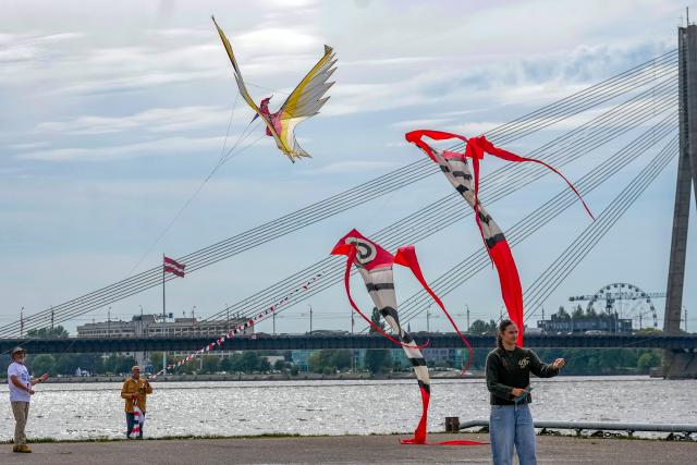 (260829) -- RIGA, Aug. 29, 2026 (Xinhua) -- People fly kites during the Riga International Kite Festival in Riga, Latvia, Aug. 29, 2026. (Photo by Edijs Palens/Xinhua)